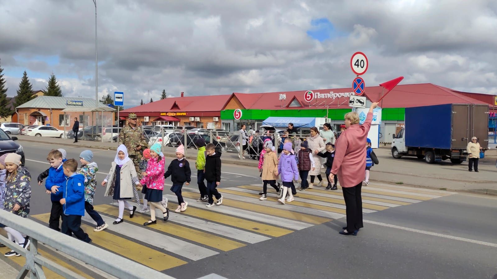 Юидовцы и юнармейцы Сокуровской школы рассказали первоклассникам о «ловушках» на дорогах