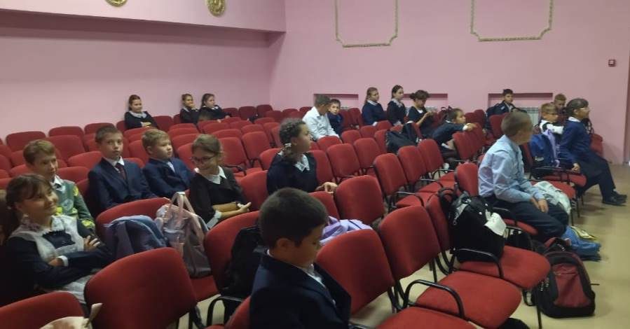 В Нармонской школе ученикам показали фильм «Опасные пустяки» о важности соблюдения ПДД