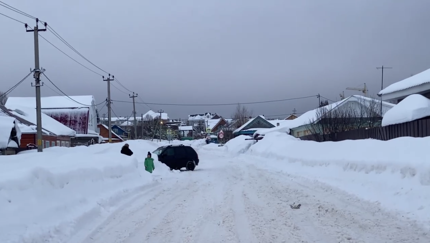 В Лаишево расчищают от снега улицы города