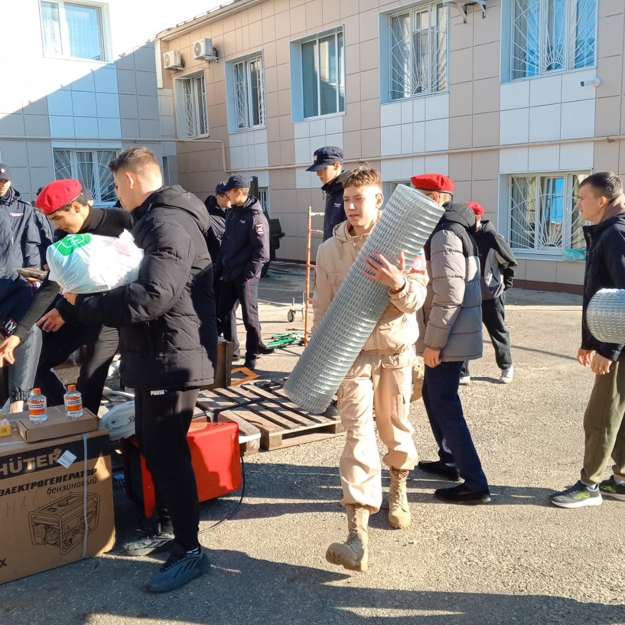 Лаишевские юнармейцы помогали в погрузке гуманитарной помощи в зону СВО