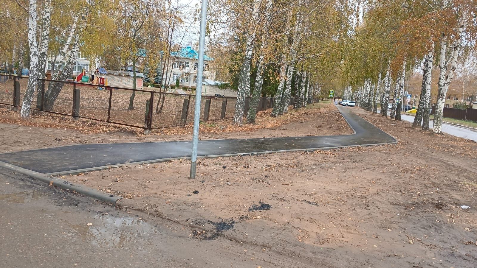 В поселке Габишево Лаишевского района достроили тротуар и оборудовали парковку