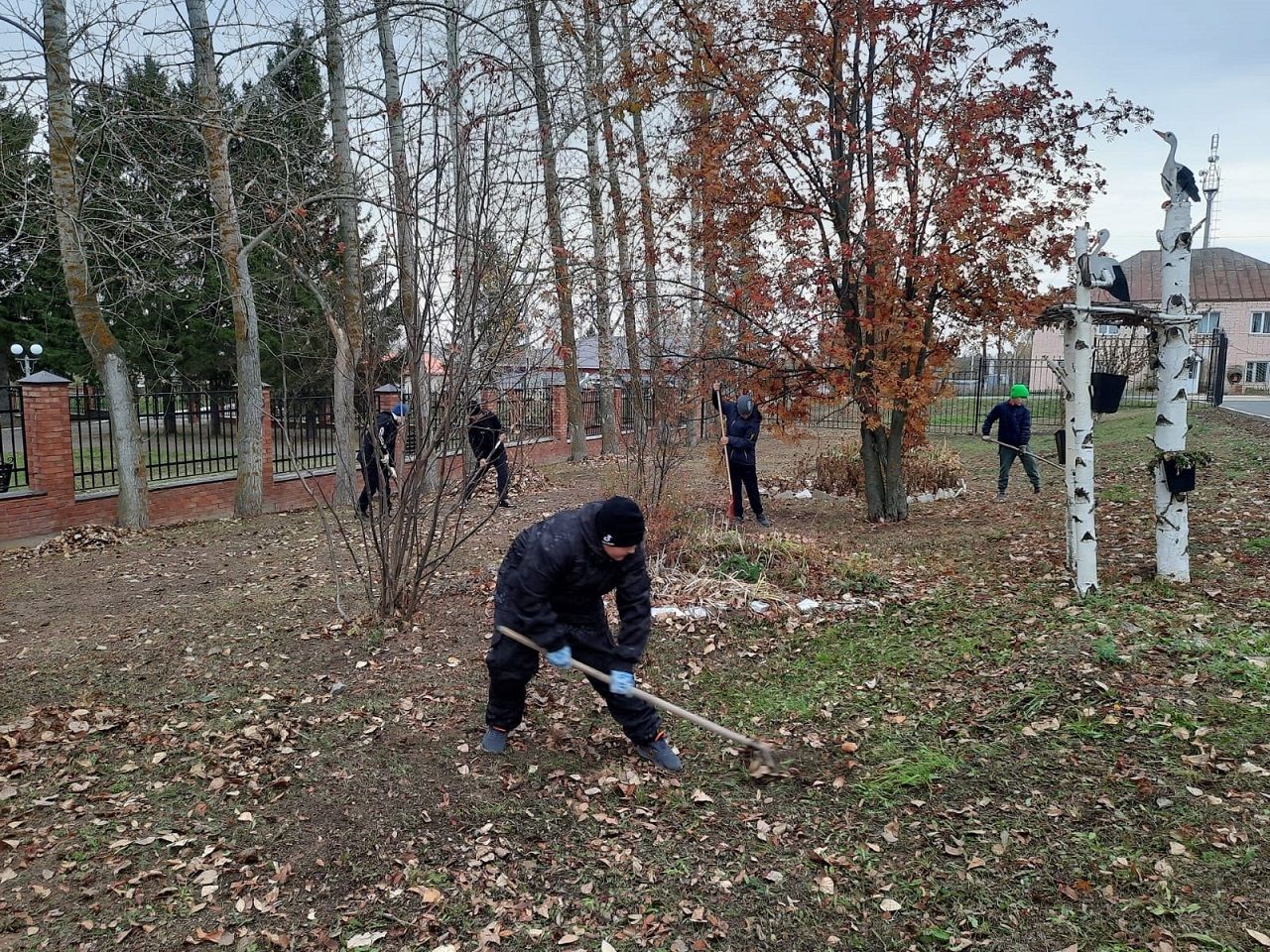 Субботник в Лаишевском районе сближает детей и подростков