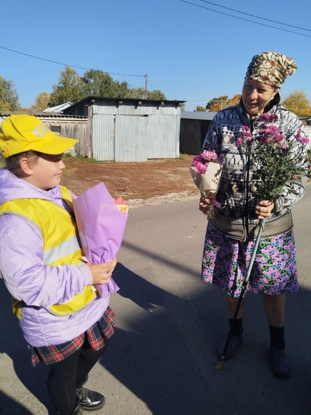 В Среднем Девятове школьники поздравили пожилых односельчан с Днем элегантного возраста