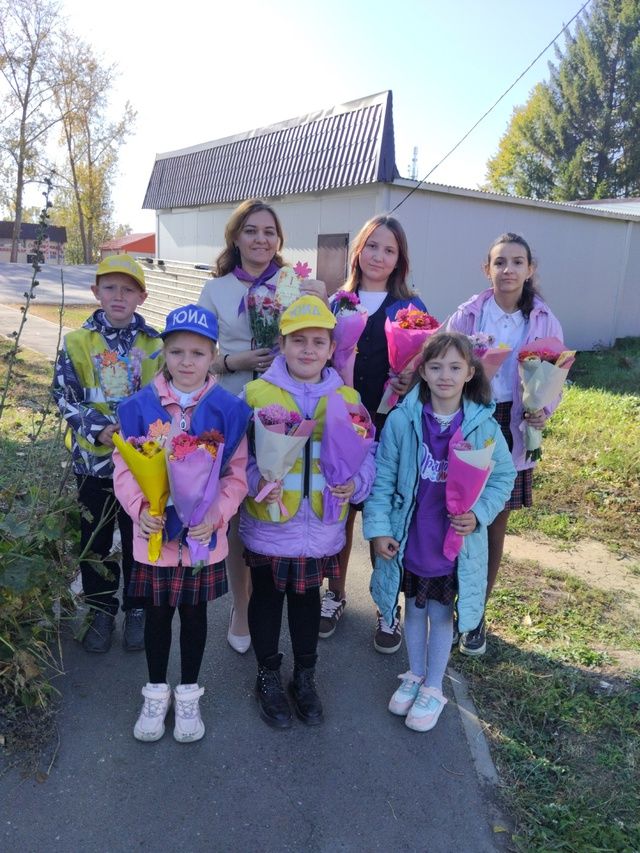 В Среднем Девятове школьники поздравили пожилых односельчан с Днем элегантного возраста