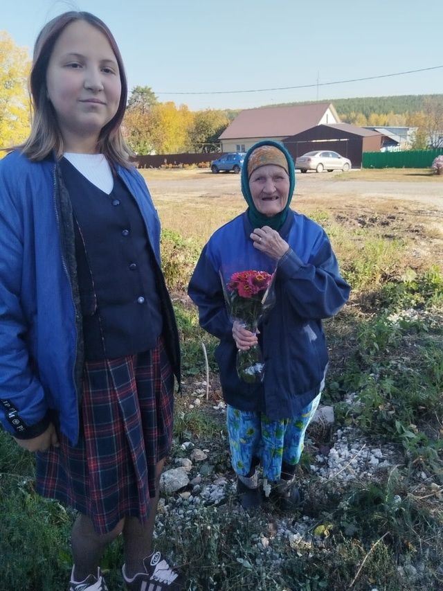 В Среднем Девятове школьники поздравили пожилых односельчан с Днем элегантного возраста