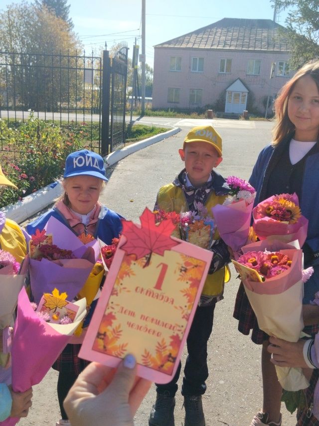 В Среднем Девятове школьники поздравили пожилых односельчан с Днем элегантного возраста