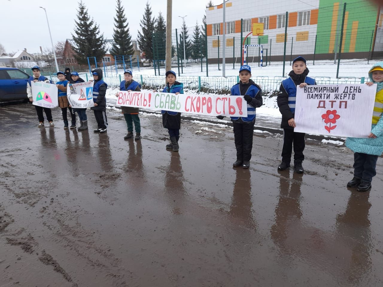 Отряд «Зебра» раздавал памятки водителям и пешеходам