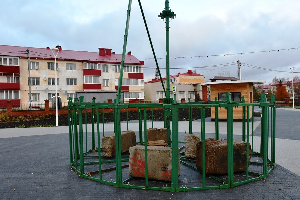 В новом сквере г. Лаишево установили основание для главной елки