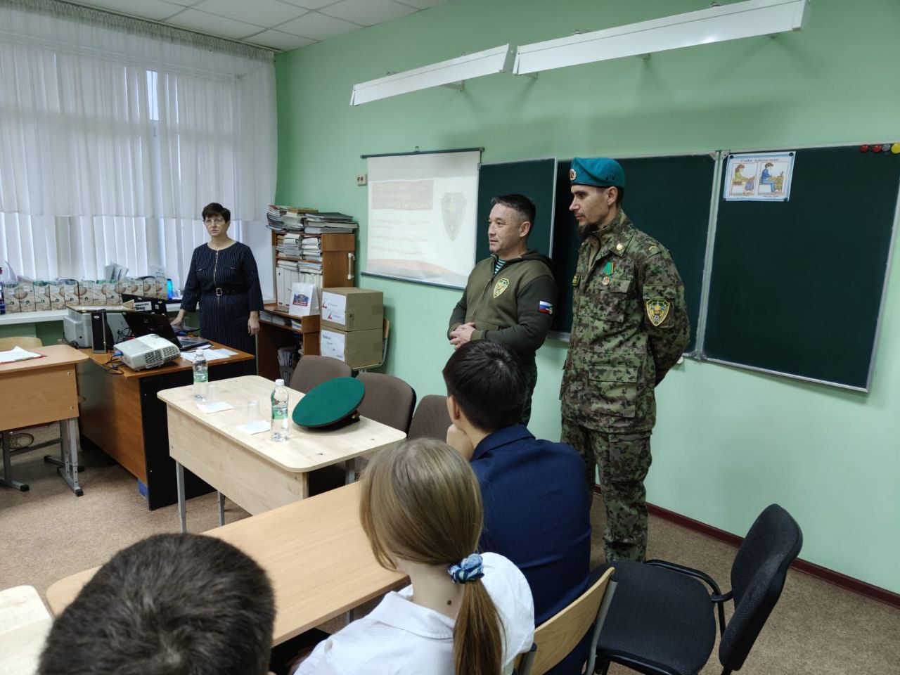 Песню о воинах-пограничниках слушали стоя