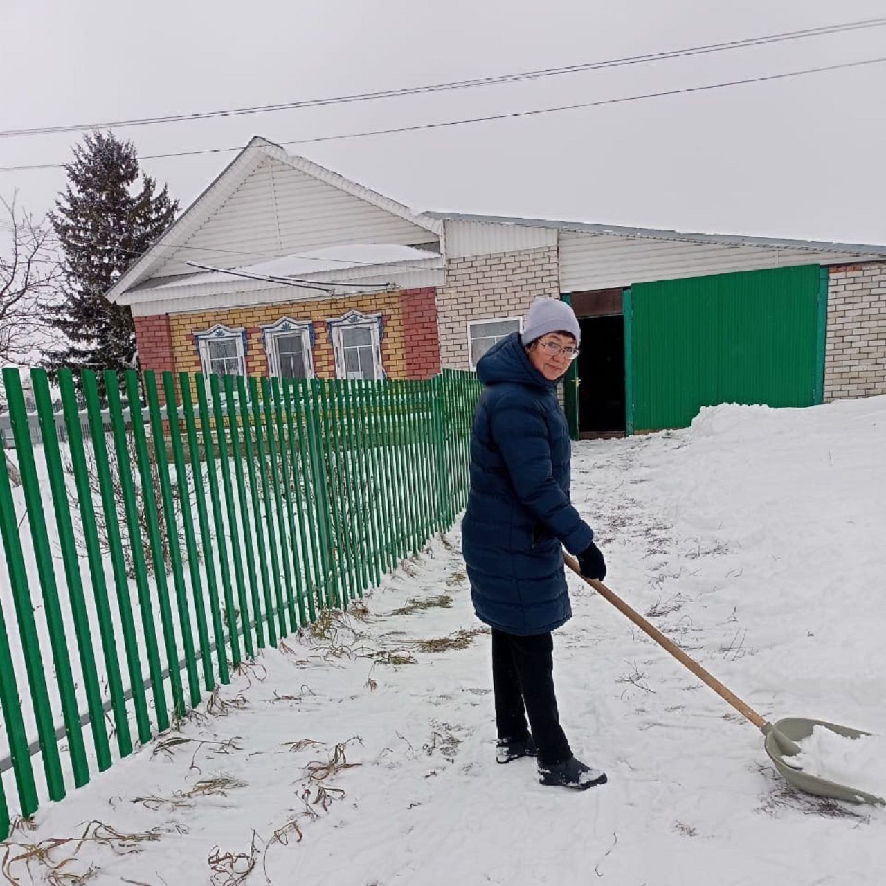 Социальные работники устроили в Лаишеве акцию «Чистый двор»