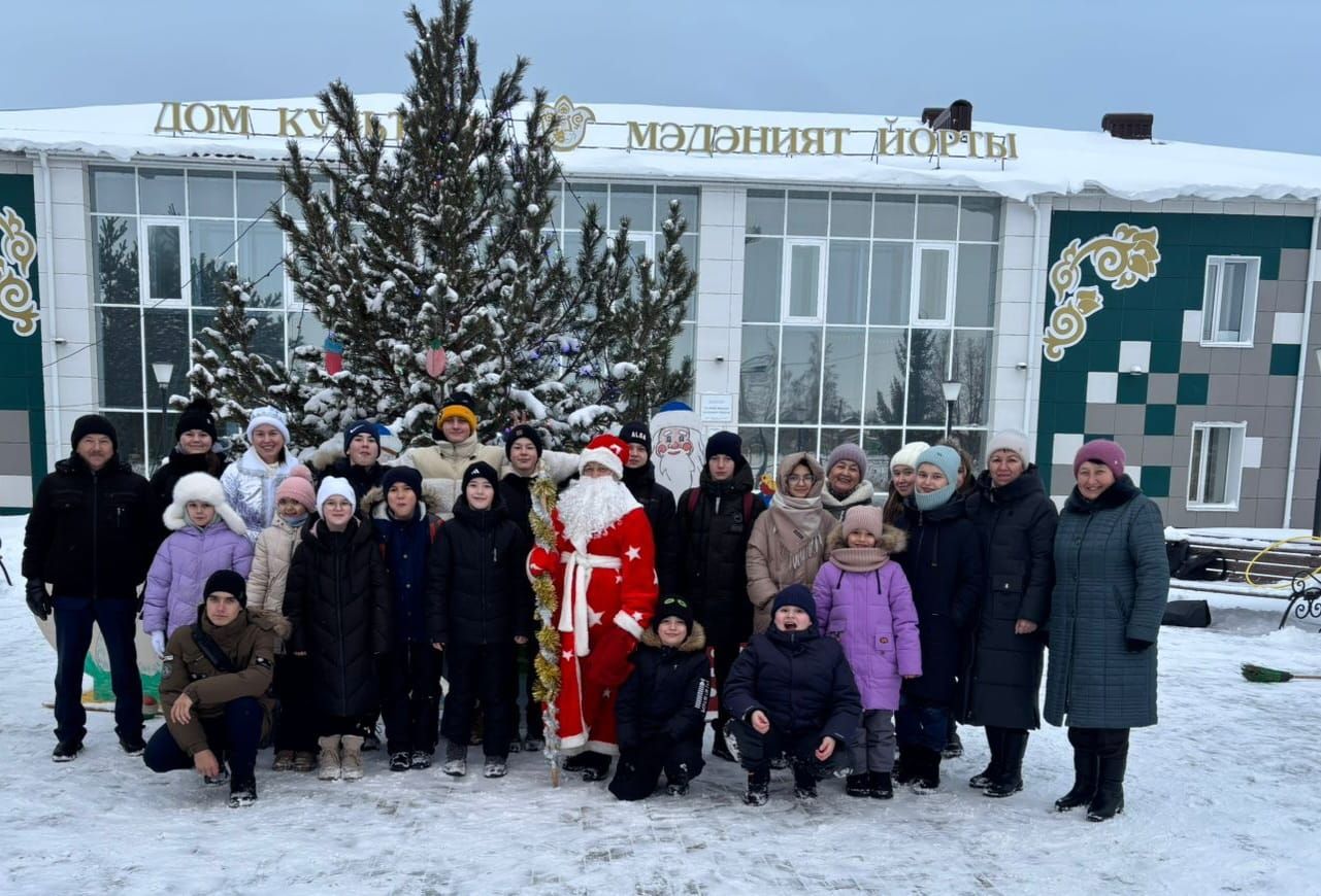 Дед Мороз и Снегурочка открыли новогоднюю елку в Атабаево