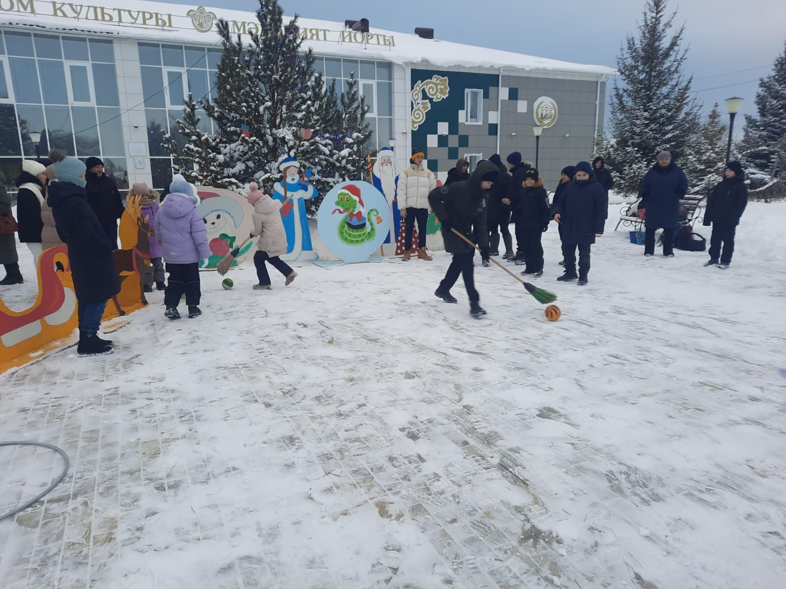 Дед Мороз и Снегурочка открыли новогоднюю елку в Атабаево