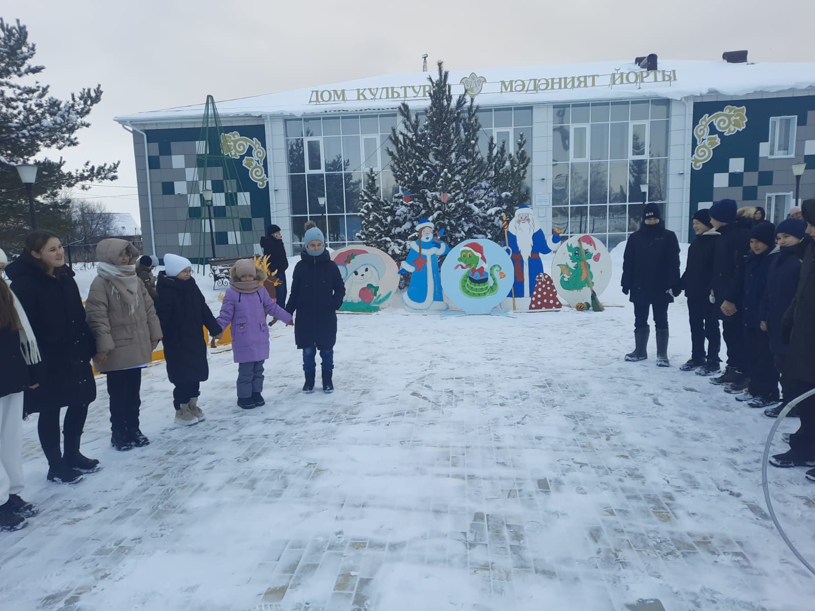 Дед Мороз и Снегурочка открыли новогоднюю елку в Атабаево