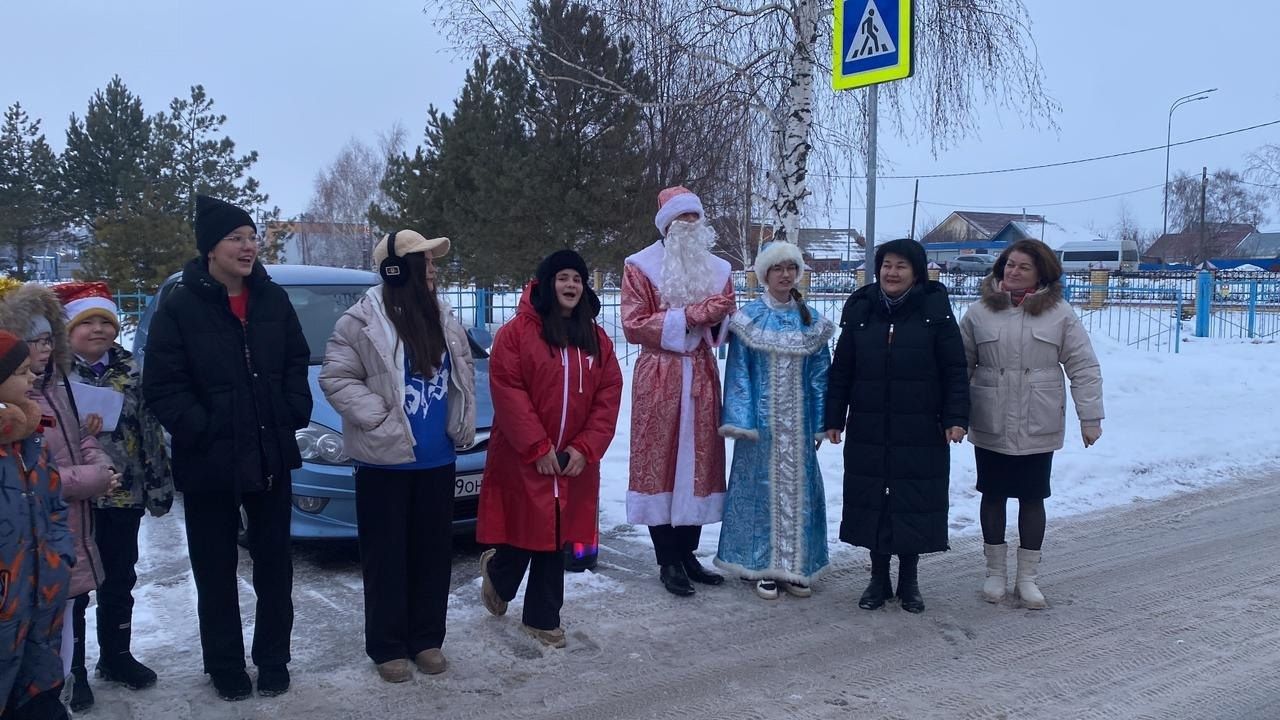 Дед Мороз и Снегурочка шагают по Лаишевскому району