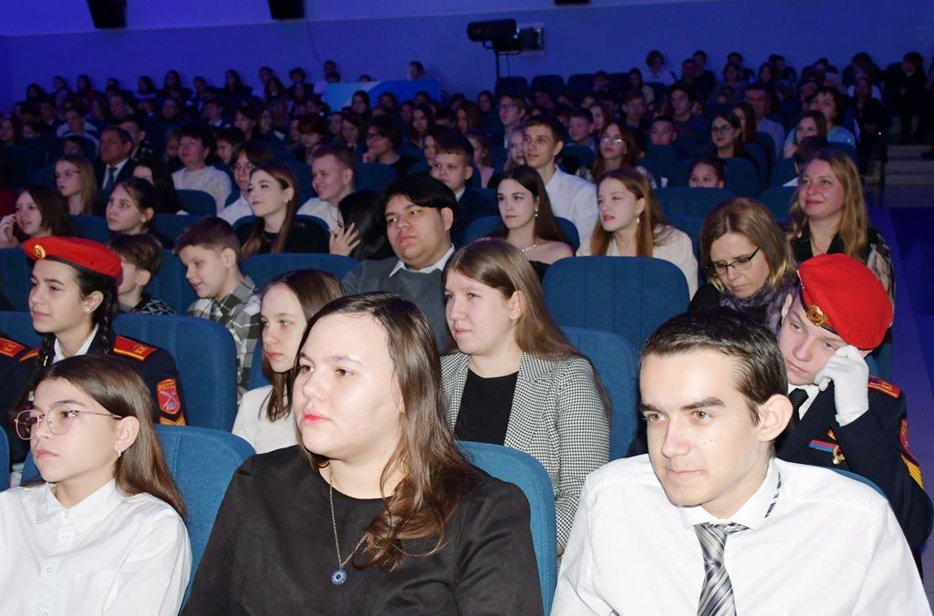 Илдус Зарипов Яңа ел алдыннан районның актив укучыларын бүләкләде