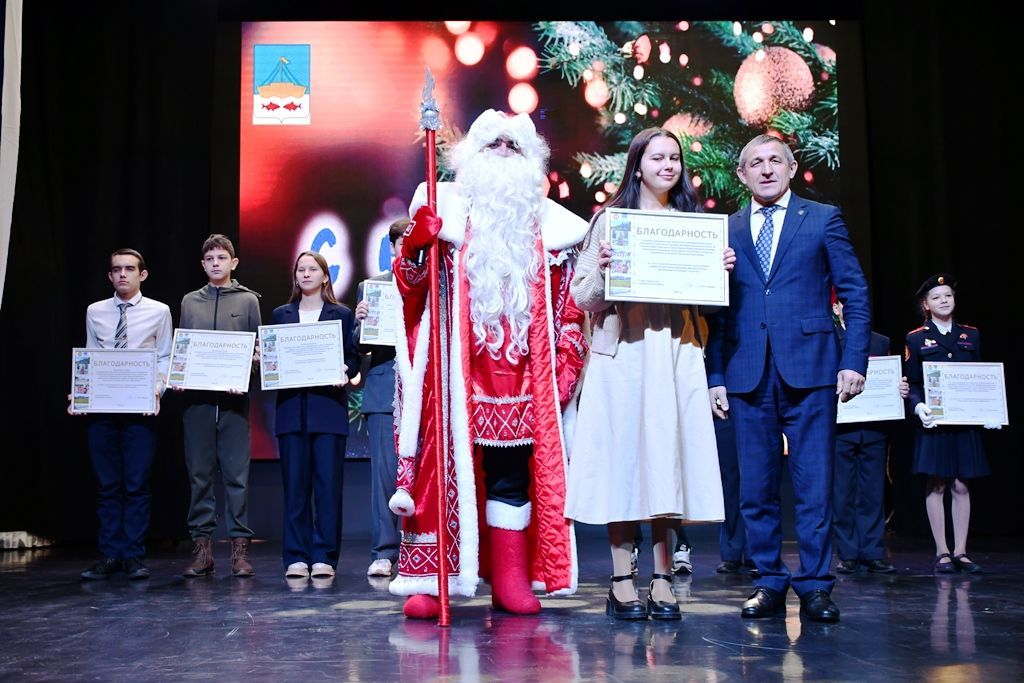 Илдус Зарипов Яңа ел алдыннан районның актив укучыларын бүләкләде