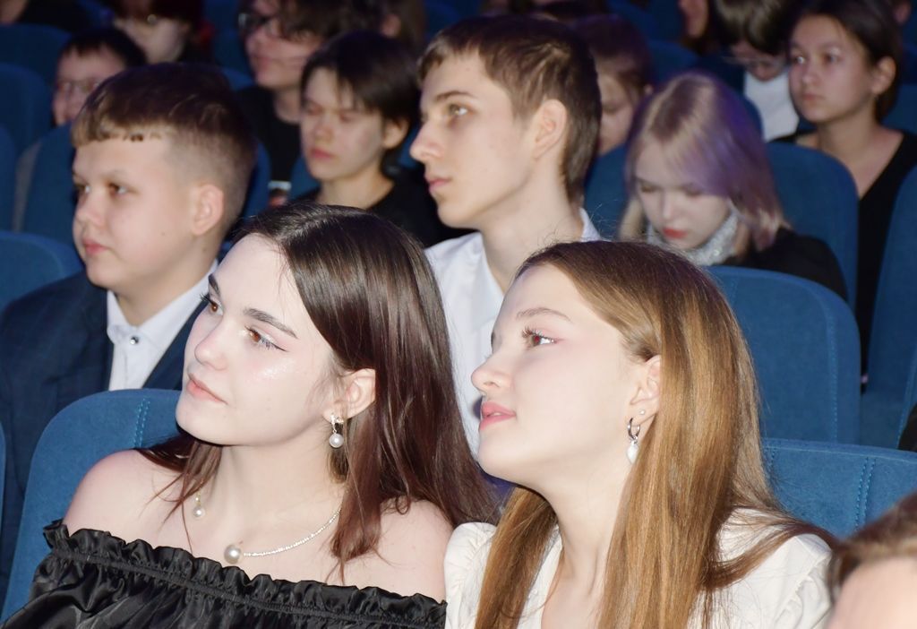Илдус Зарипов Яңа ел алдыннан районның актив укучыларын бүләкләде