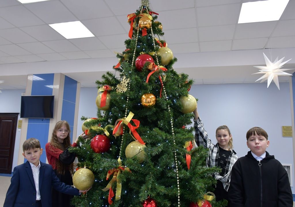 Илдус Зарипов Яңа ел алдыннан районның актив укучыларын бүләкләде
