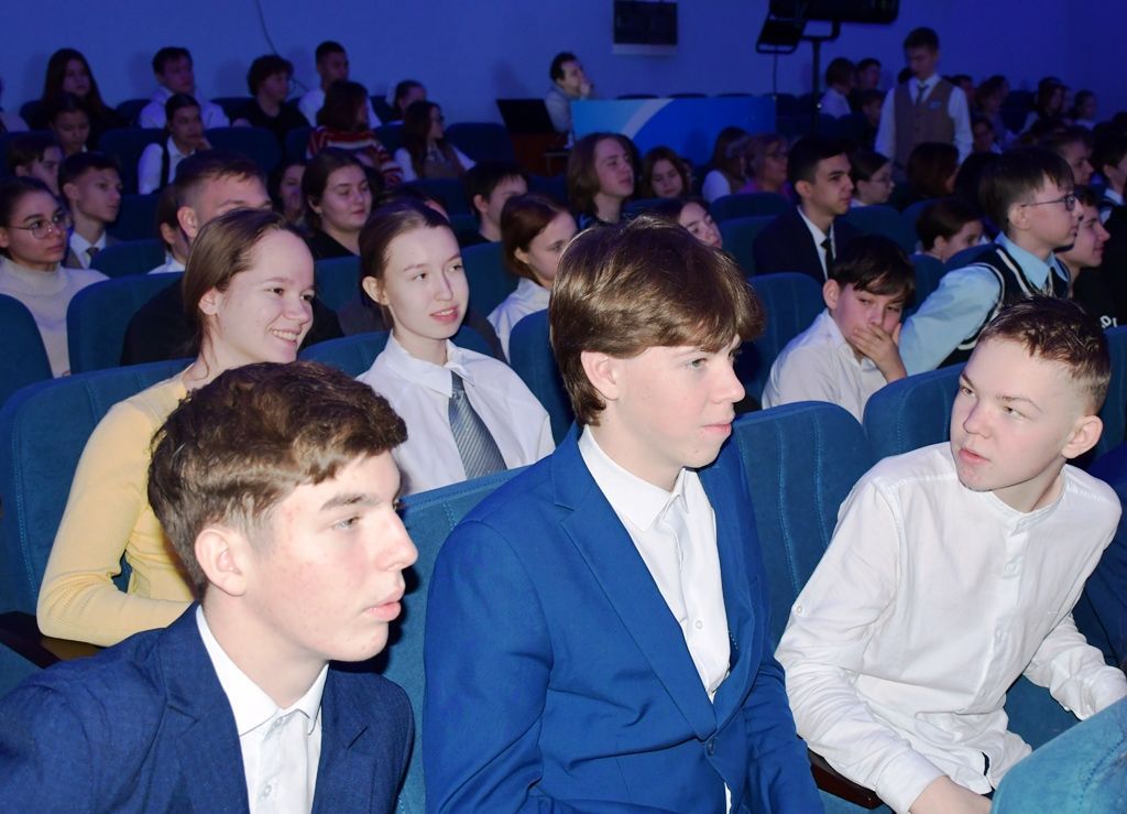 Илдус Зарипов Яңа ел алдыннан районның актив укучыларын бүләкләде