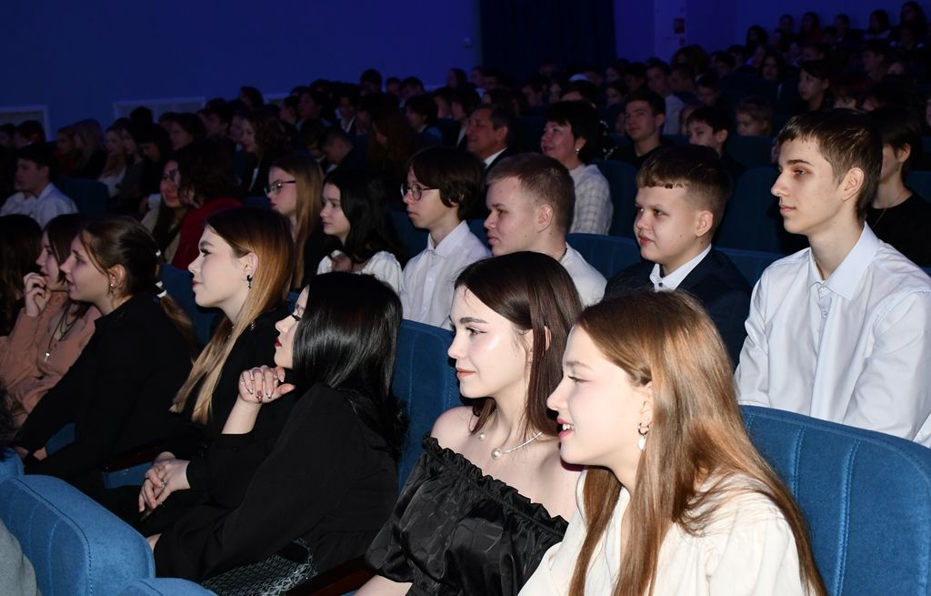 Илдус Зарипов Яңа ел алдыннан районның актив укучыларын бүләкләде