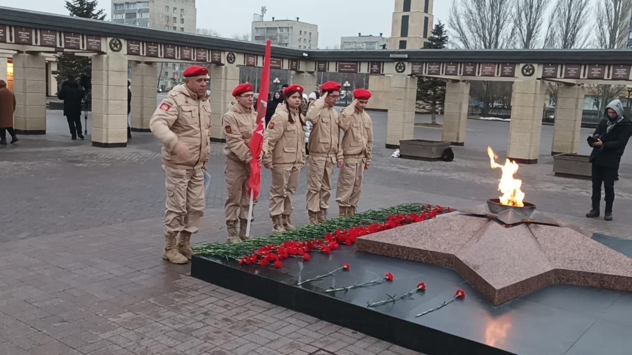 Юнармейцы Лаишевского района возложили цветы к Вечному огню