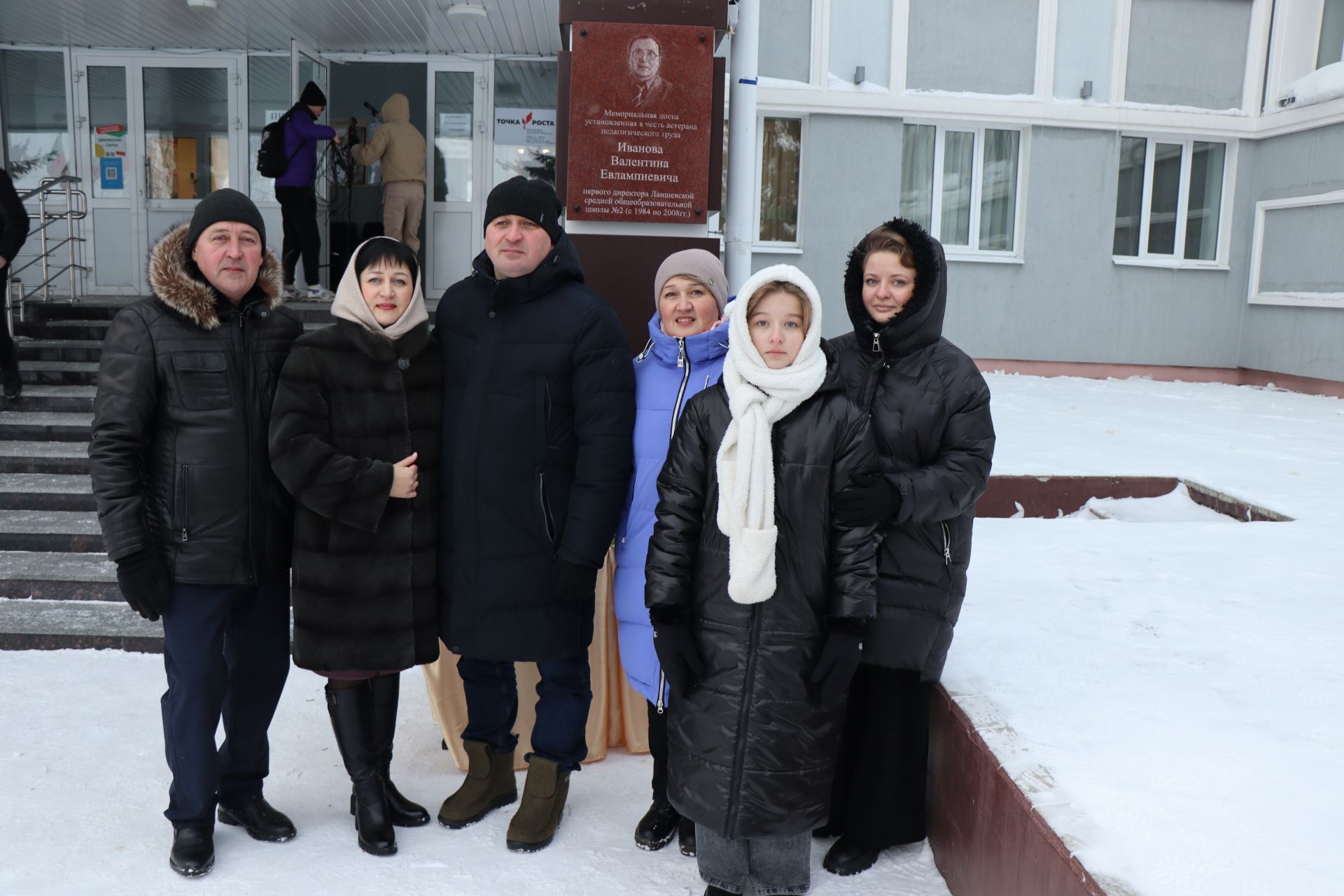 В лаишевской школе №2 открыли мемориальную доску в память о первом директоре Валентине Иванове
