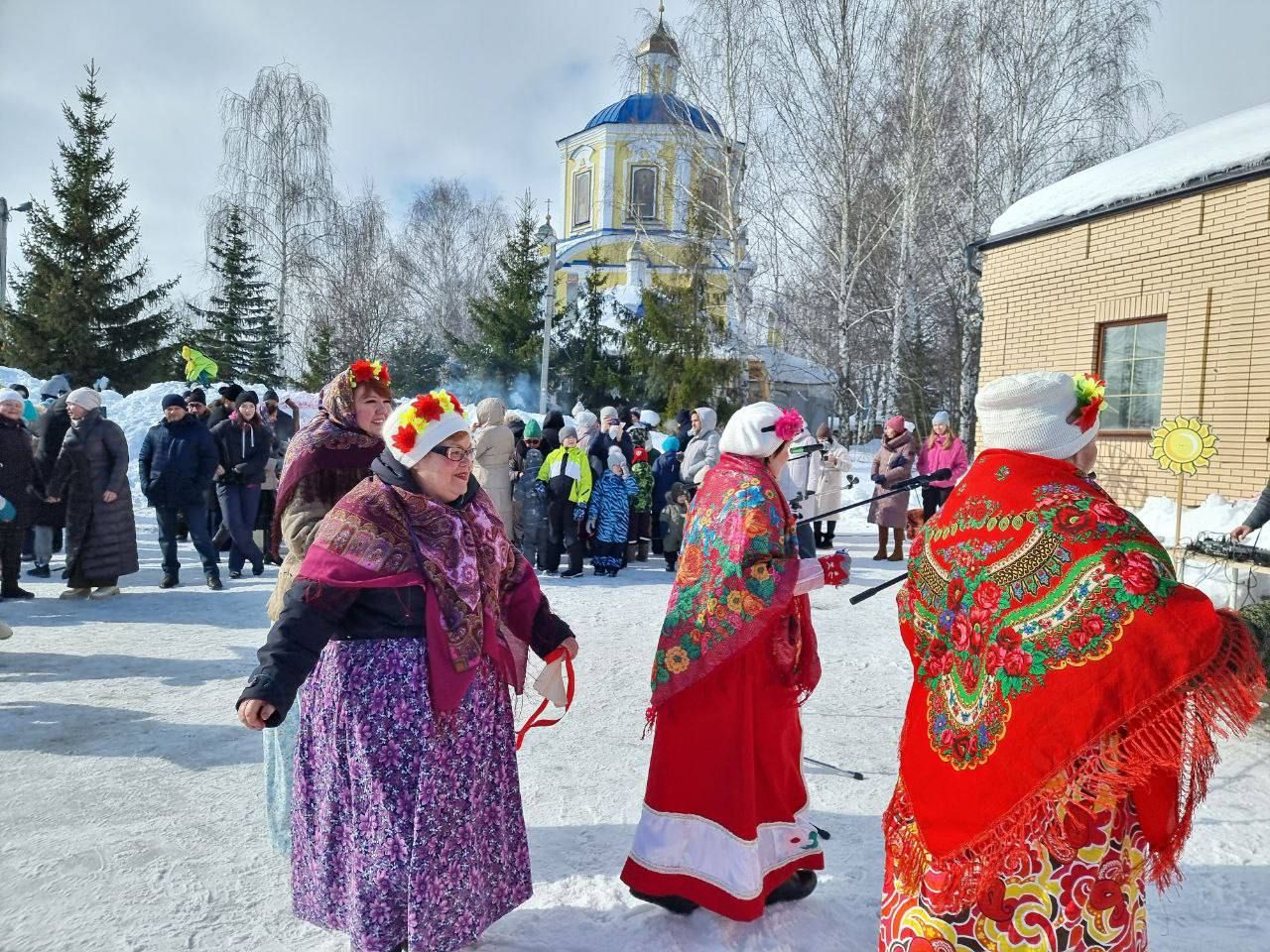 Пели и чай из самовара пили, играли да плясали — весело Масленицу встречали