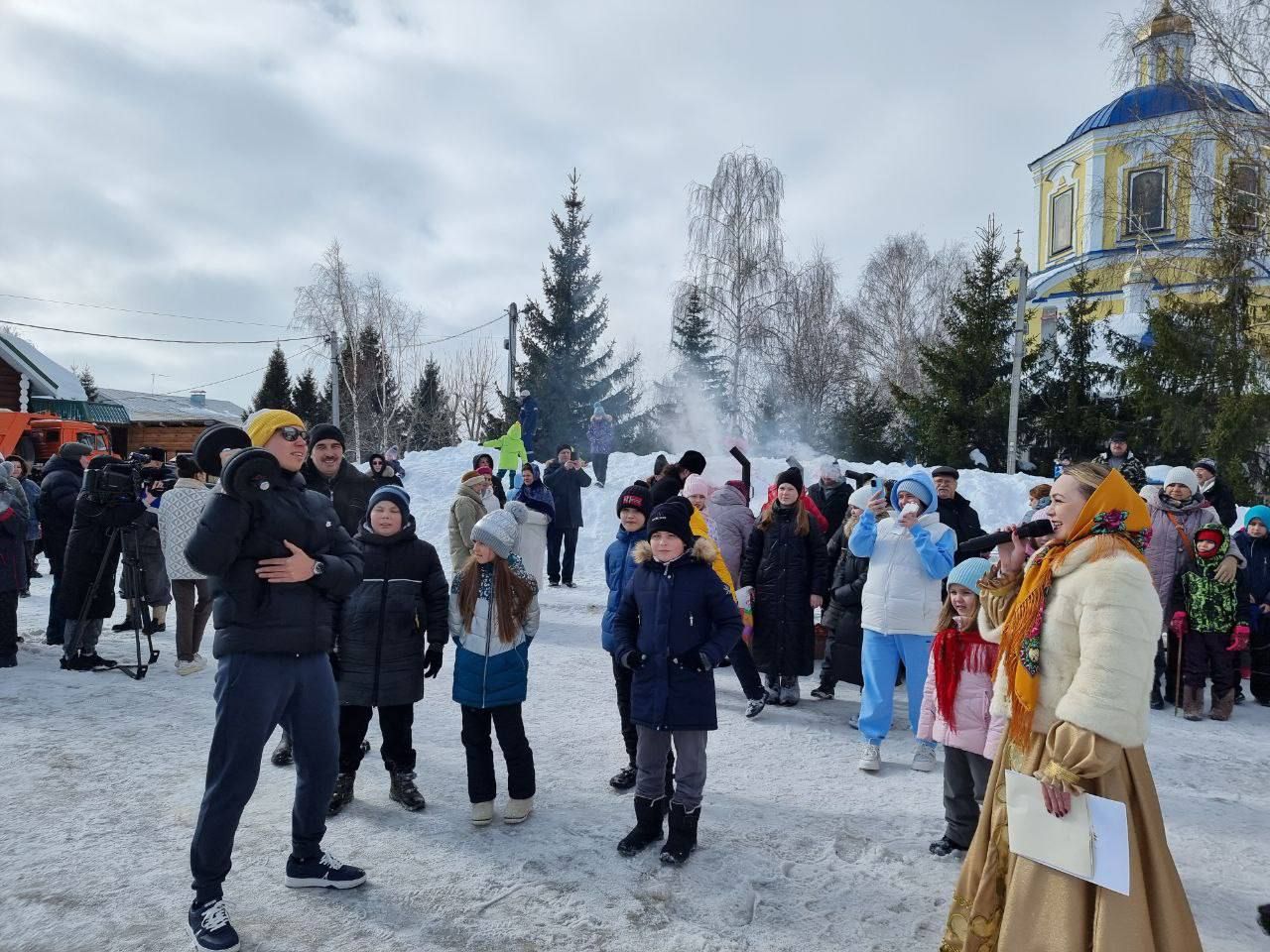 Пели и чай из самовара пили, играли да плясали — весело Масленицу встречали