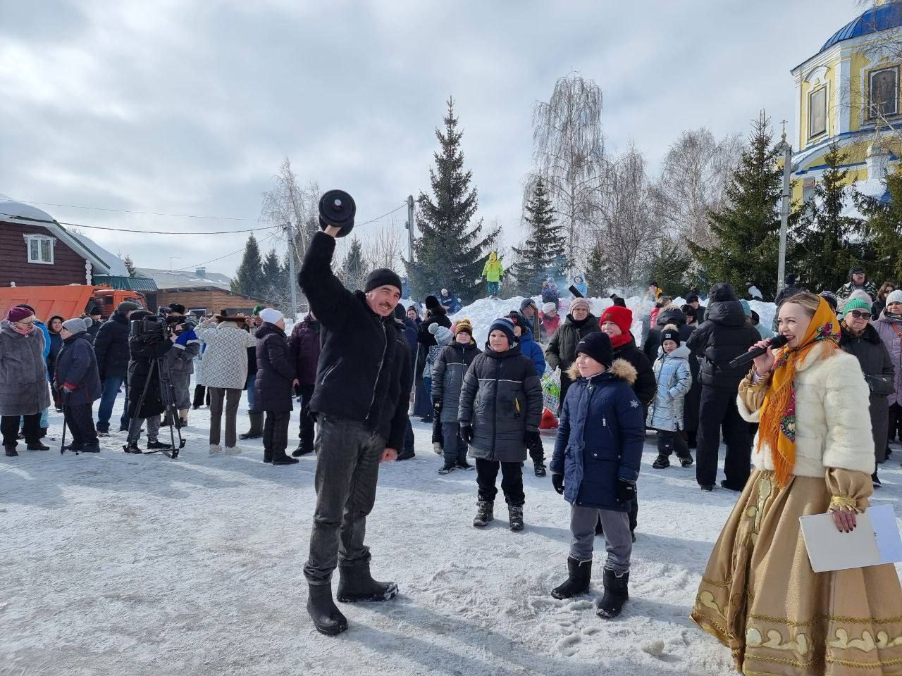 Пели и чай из самовара пили, играли да плясали — весело Масленицу встречали