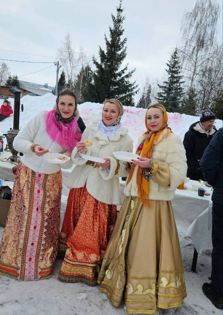 Пели и чай из самовара пили, играли да плясали — весело Масленицу встречали