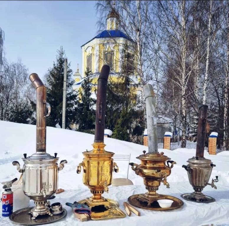 Пели и чай из самовара пили, играли да плясали — весело Масленицу встречали