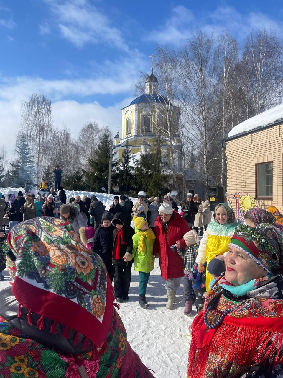 Пели и чай из самовара пили, играли да плясали — весело Масленицу встречали