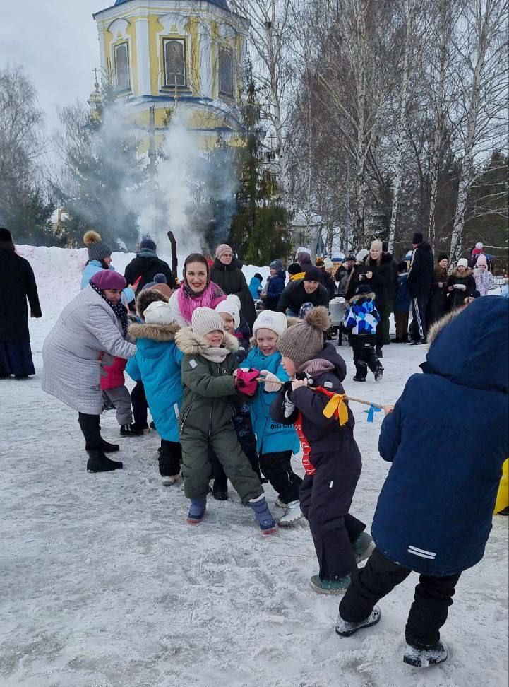 Пели и чай из самовара пили, играли да плясали — весело Масленицу встречали