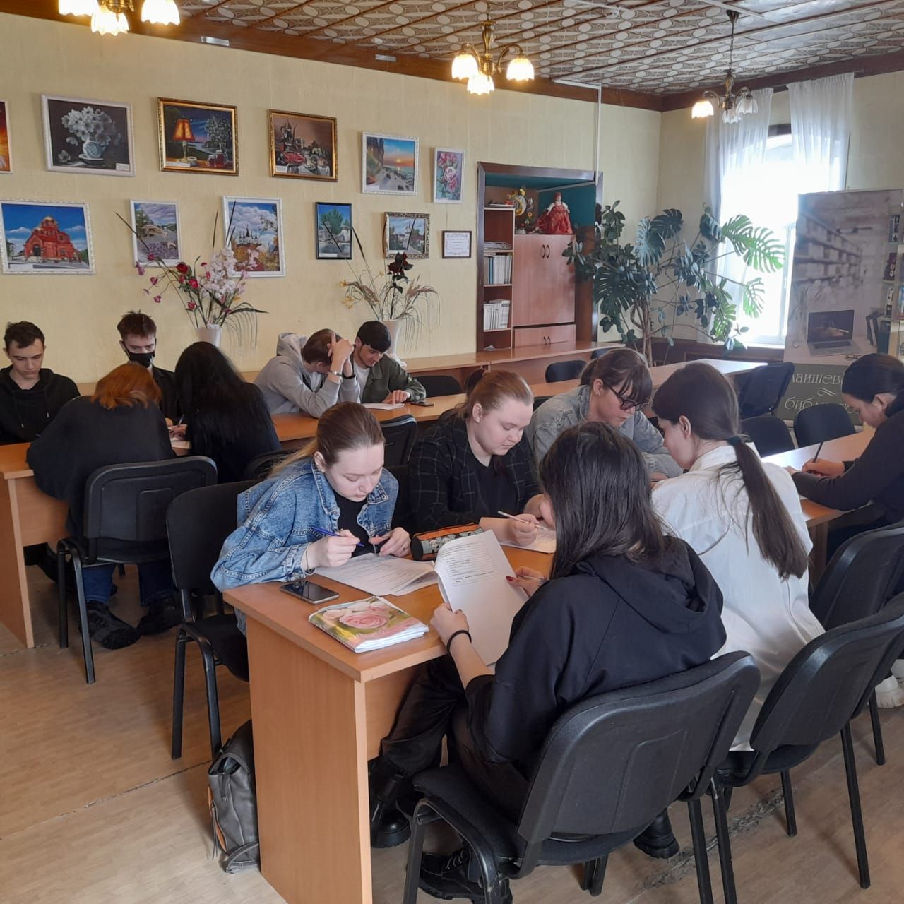 В преддверии выборов Президента РФ в библиотеке г. Лаишево состоялась Своя игра «Мы — будущие избиратели»