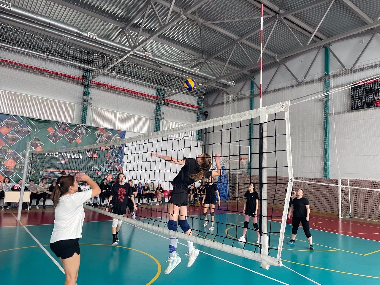 Женский день в Лаишевском районе отметили волейбольным турниром