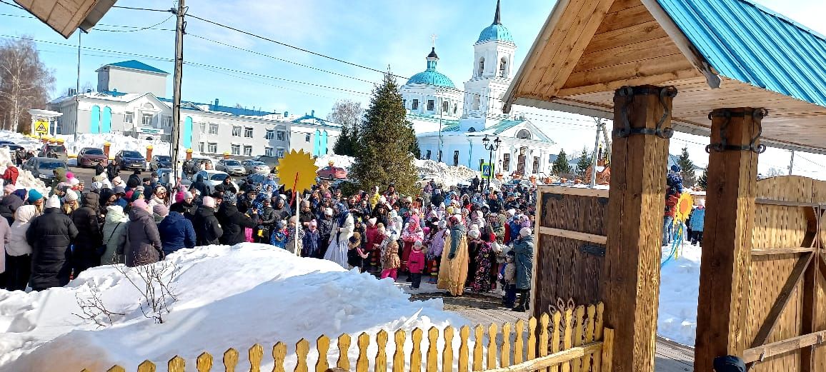 В Никольском сегодня на Масленице провели театрально-игровую программу «Кощей против Масленицы»