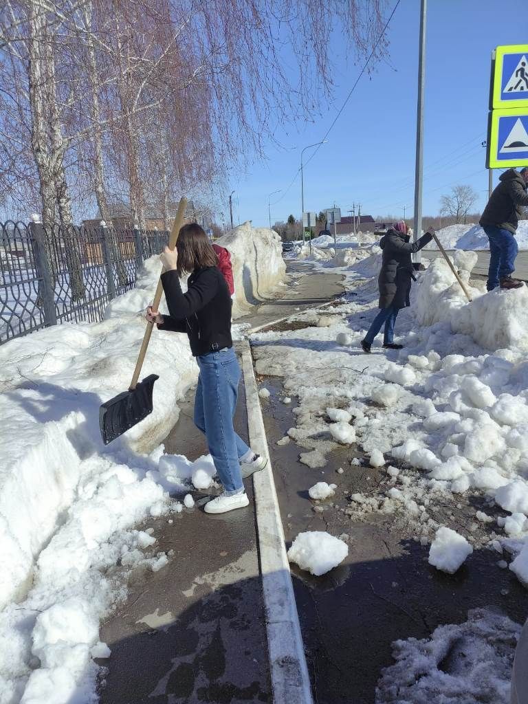 На субботник вышли сотрудники детских садов