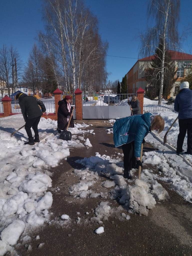 На субботник вышли сотрудники детских садов