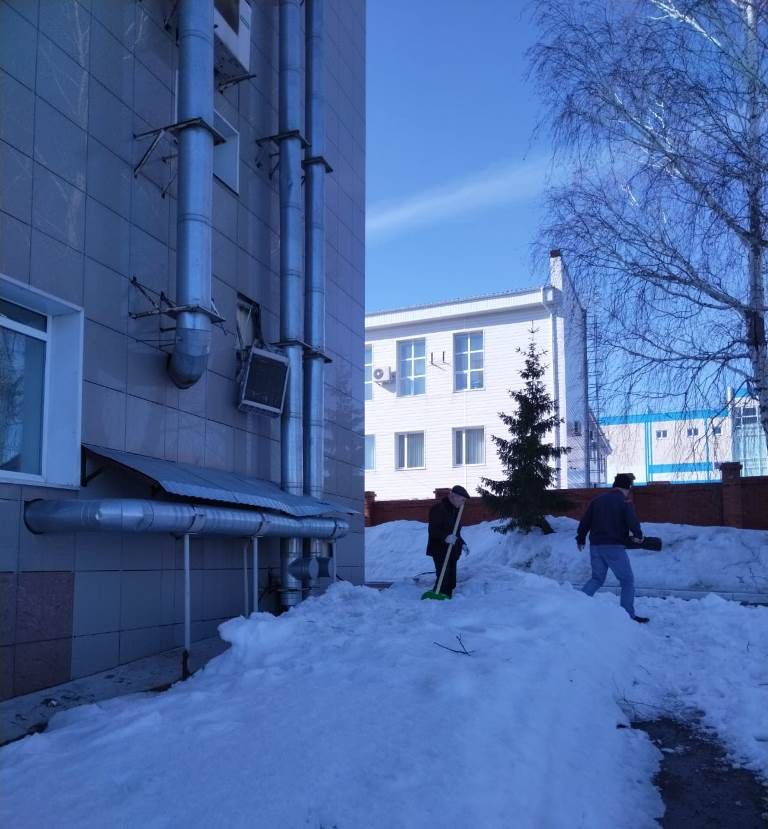 Не остались в стороне от городского субботника сотрудники Комплекса-32