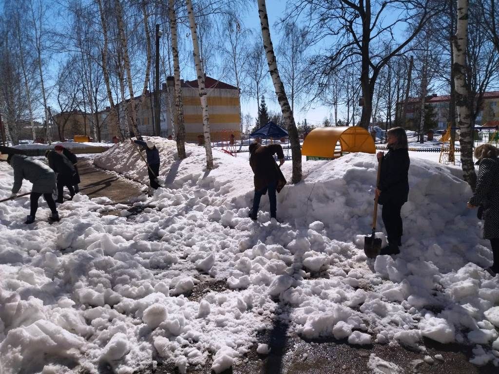 На субботник вышли сотрудники детских садов