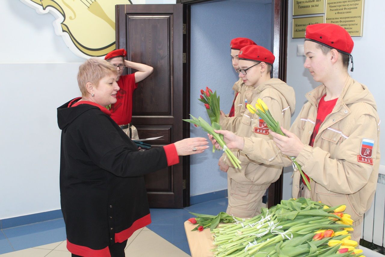 Лаишевским дамам дарили цветы в районном доме культуры