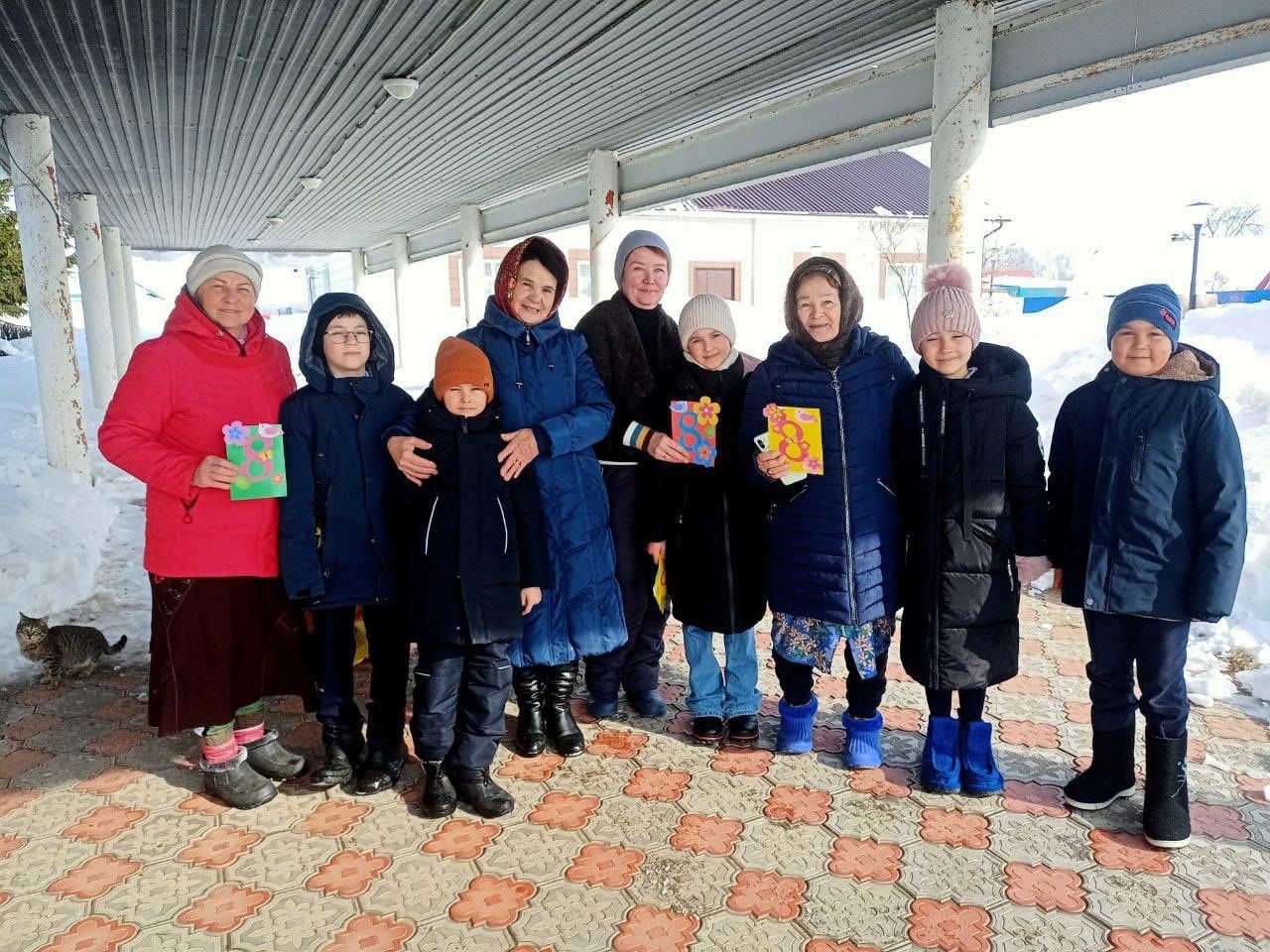 Ученики Именьковской школы Лаишевского района поздравили женщин с праздником