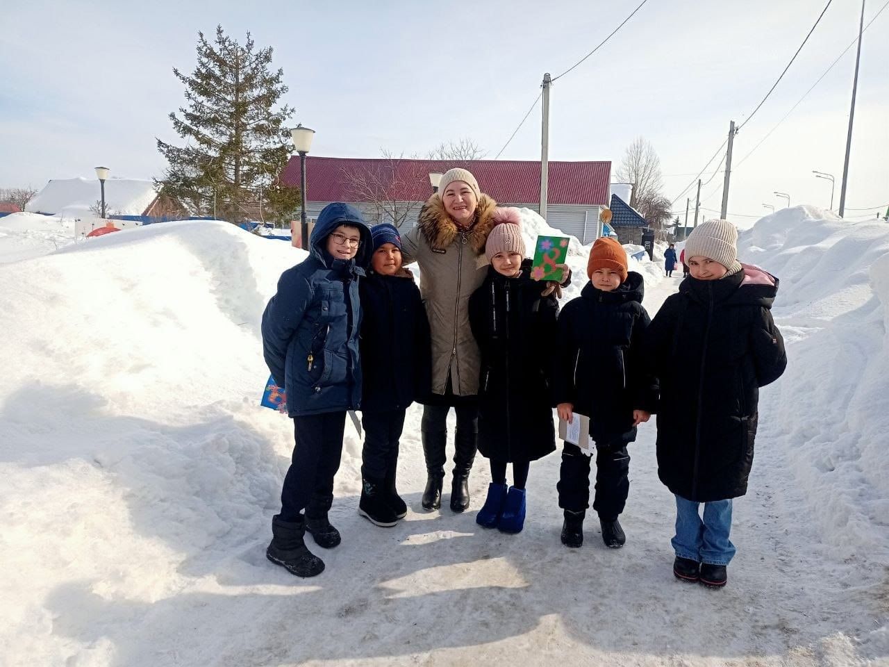 Ученики Именьковской школы Лаишевского района поздравили женщин с праздником