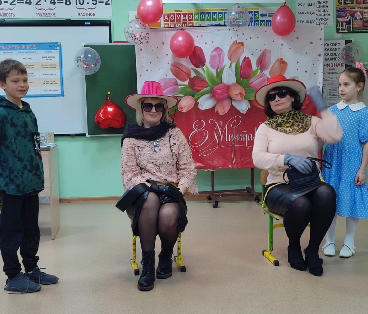 В Нармонской школе Лаишевского района в один день поздравили мам, пап и бабушек