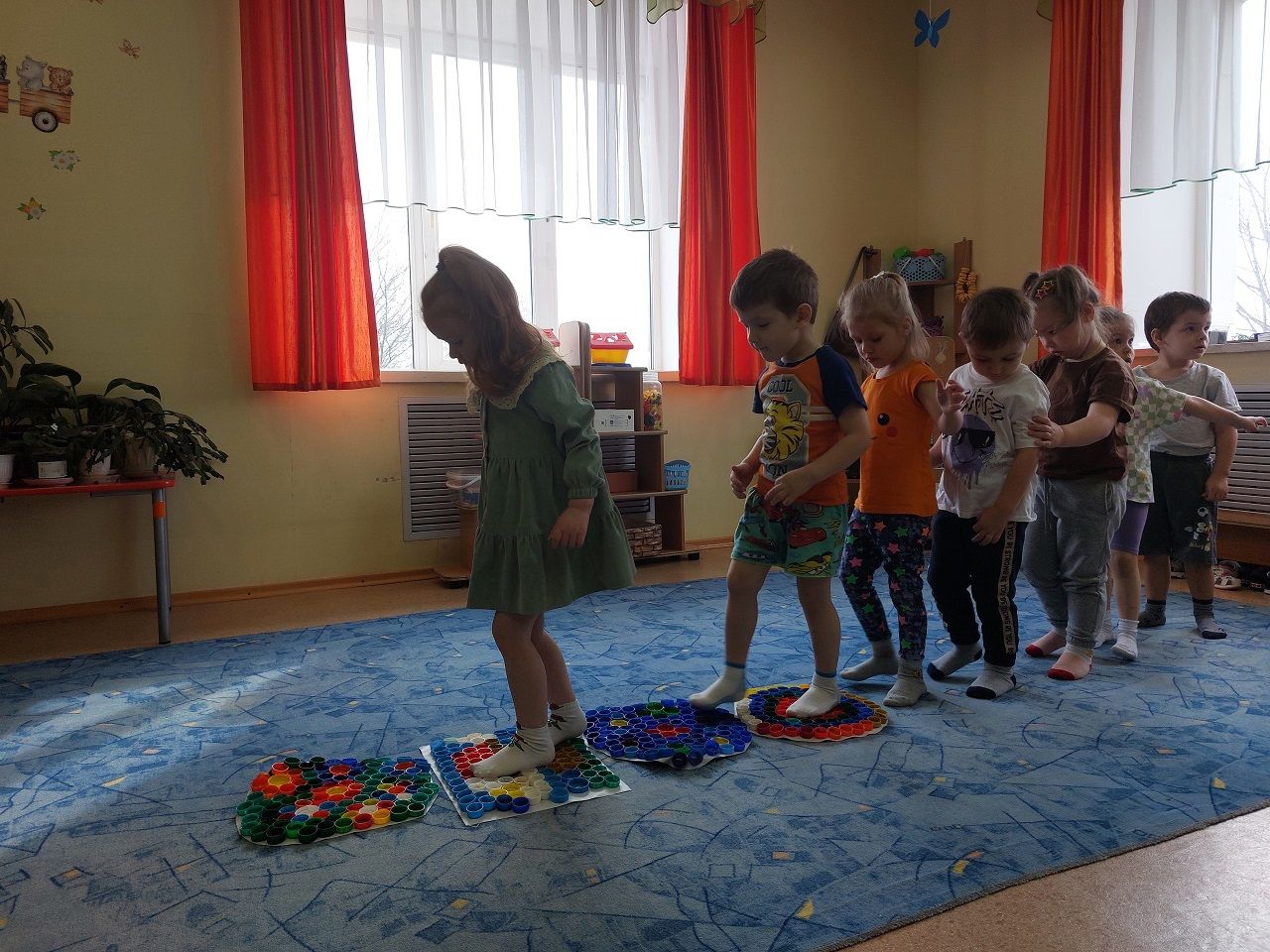 Лаишевских детей учили делать массажные коврики из крышек от пластиковых бутылок