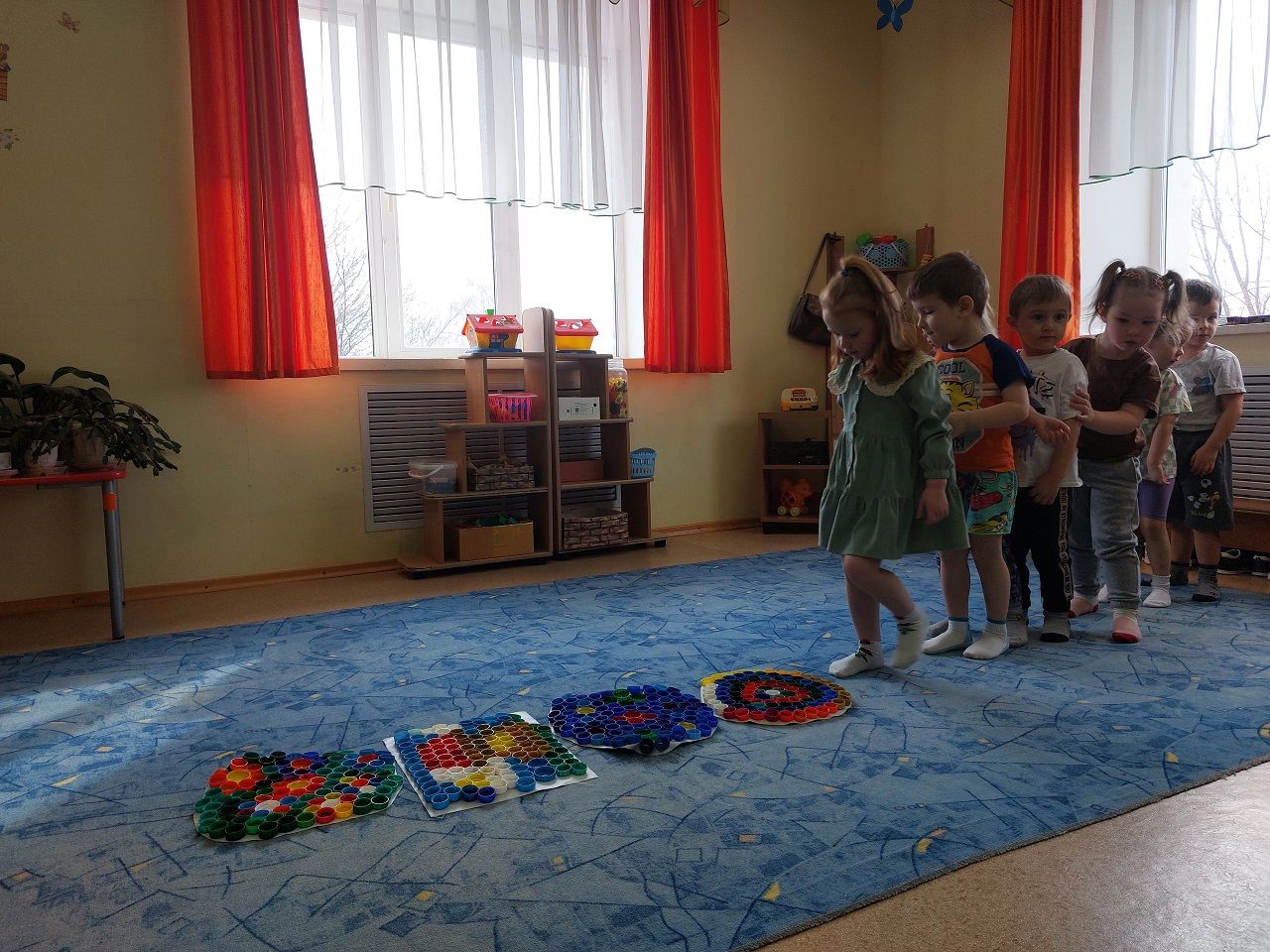 Лаишевских детей учили делать массажные коврики из крышек от пластиковых бутылок
