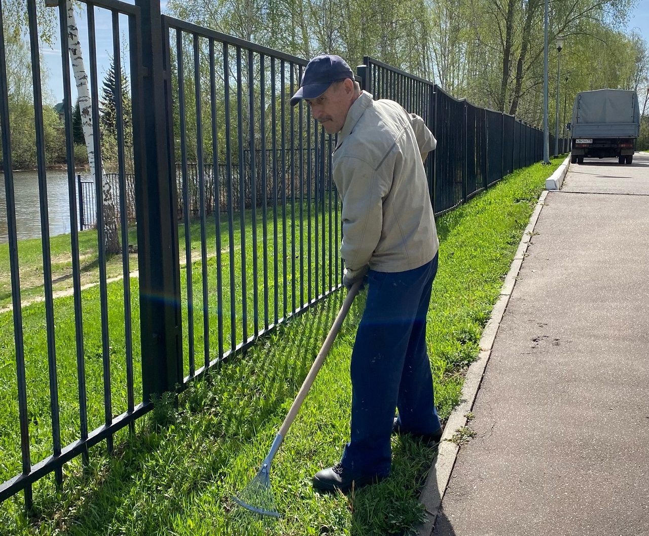 В Лаишевском районе на субботник вышли сотрудники Молодежного центра «Волга»