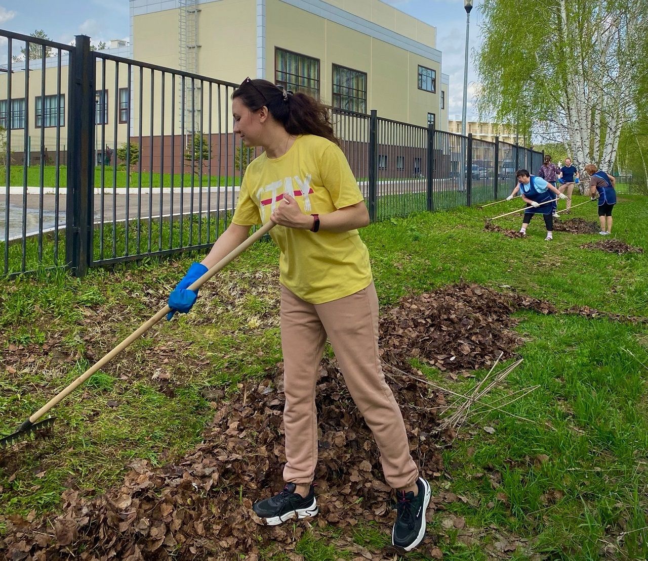 В Лаишевском районе на субботник вышли сотрудники Молодежного центра «Волга»