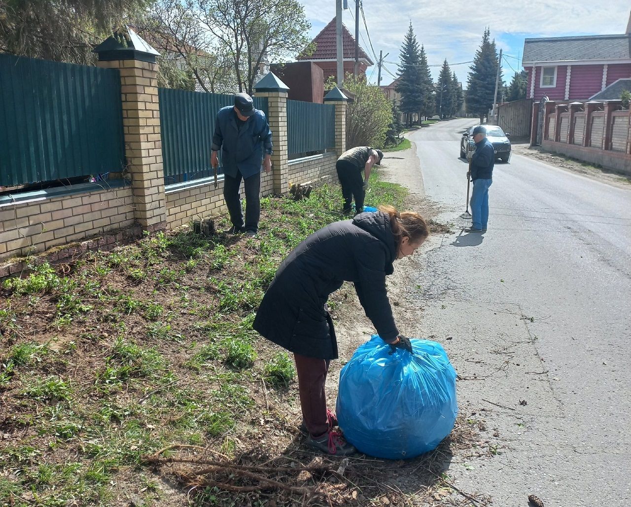 В Лаишевском районе на субботник вышли сотрудники Молодежного центра «Волга»