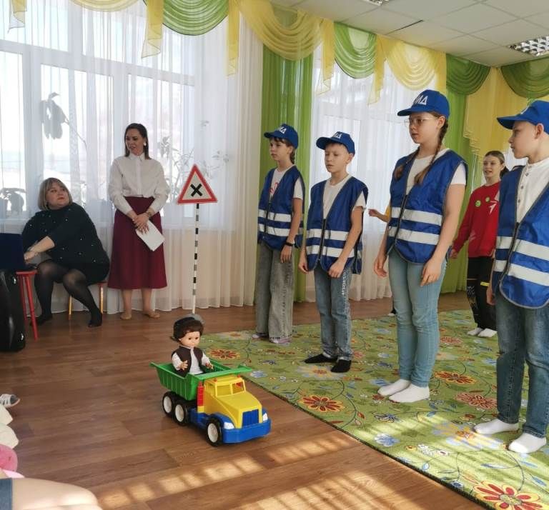 Лаишевские юидовцы рассказали малышам о безопасном поведении на дороге